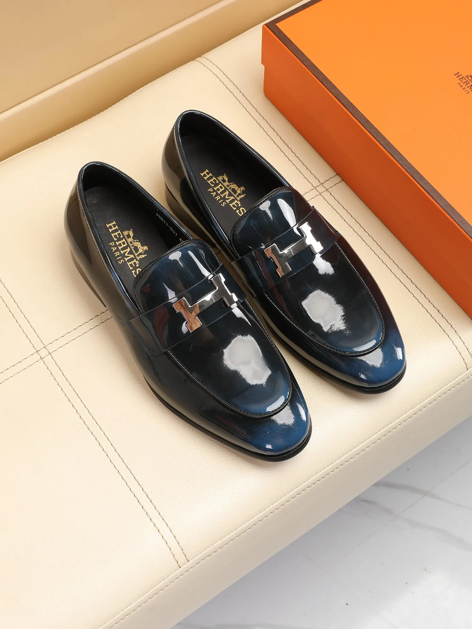 Factory price 460💶[HERMES] (cowhide lining)🍀Italian top luxury🍀He does not pursue novel styles and gorgeous colors, but attracts the favor of successful men with his flawless, elegant and classic style! This very, very comfortable, simple and stable style makes it easy to match any style! The pattern is absolutely 1:1 refined from the original case, and we strive for excellence in materials, imported cowhide + cowhide lining💪💪💪extraordinary texture👍! .Code number: 39 to 44 (38.4546 customized)